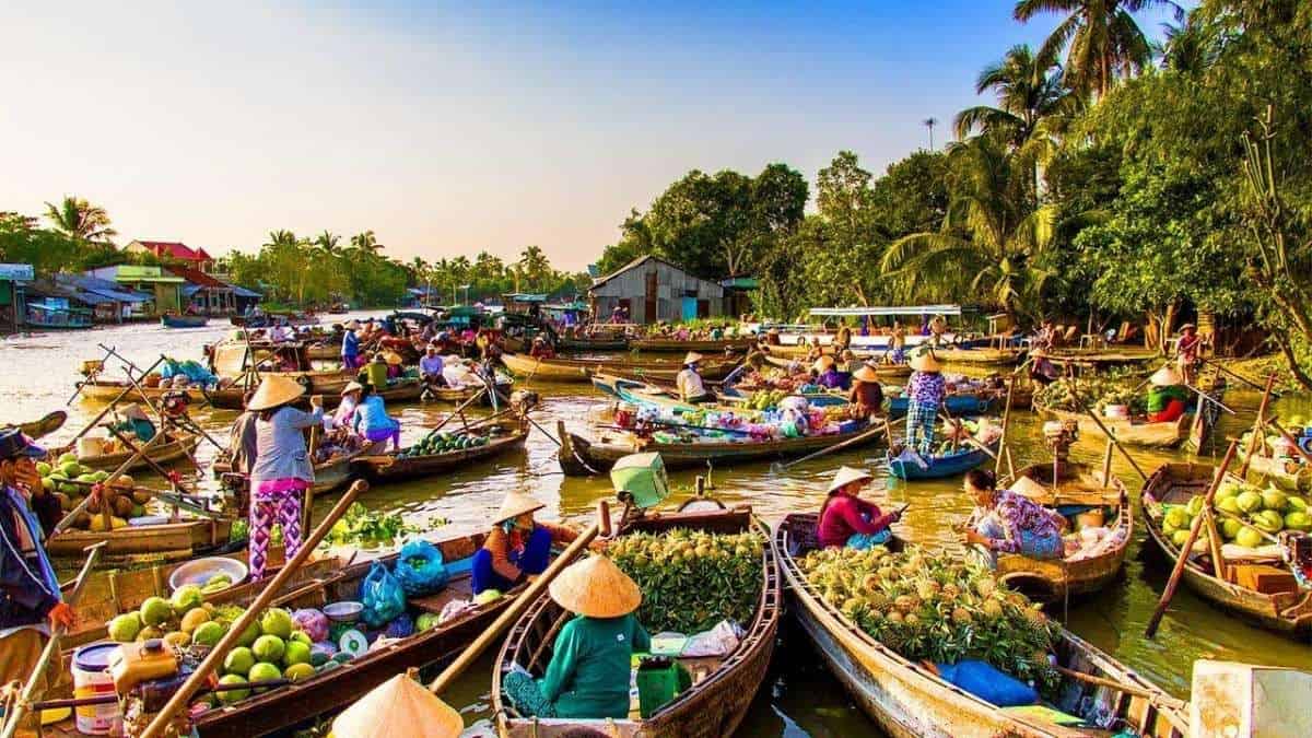 Chợ nổi Ngã Năm nhộn nhịp, tấp nập