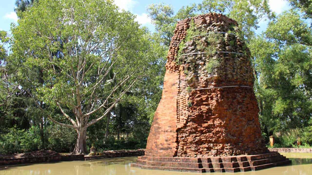 Tháp cổ nghìn năm tuổi tại Bạc Liêu